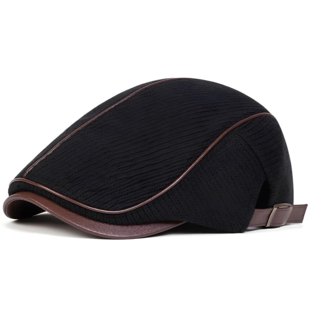 Casquette gavroche rétro de couleur noir tricotée avec boucle de réglage sur le côté et visière courte en similicuir marron.