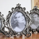 Cadre photo vintage ovale avec ornements. Bonne qualité et très originale sur une table dans une maison.