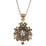 Collier sautoir avec pendentif à strass avec une pendentif. Bonne qualité et très original