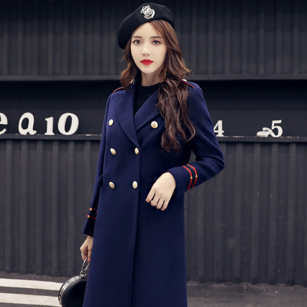 Manteau d'hiver style militaire à double boutonnage pour femme porté par une femme, très haute qualité et à la mode