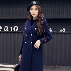 Manteau d'hiver style militaire à double boutonnage pour femme porté par une femme, très haute qualité et à la mode