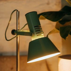 Lampe de bureau verte vintage en bois de bouleau modele categorie lampe vintage