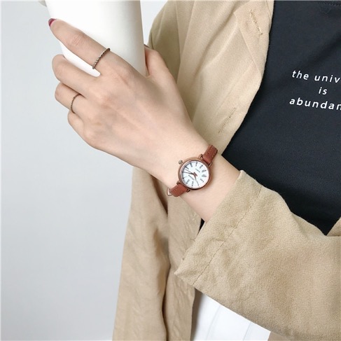 Montre mignonne et rétro avec son bracelet fin