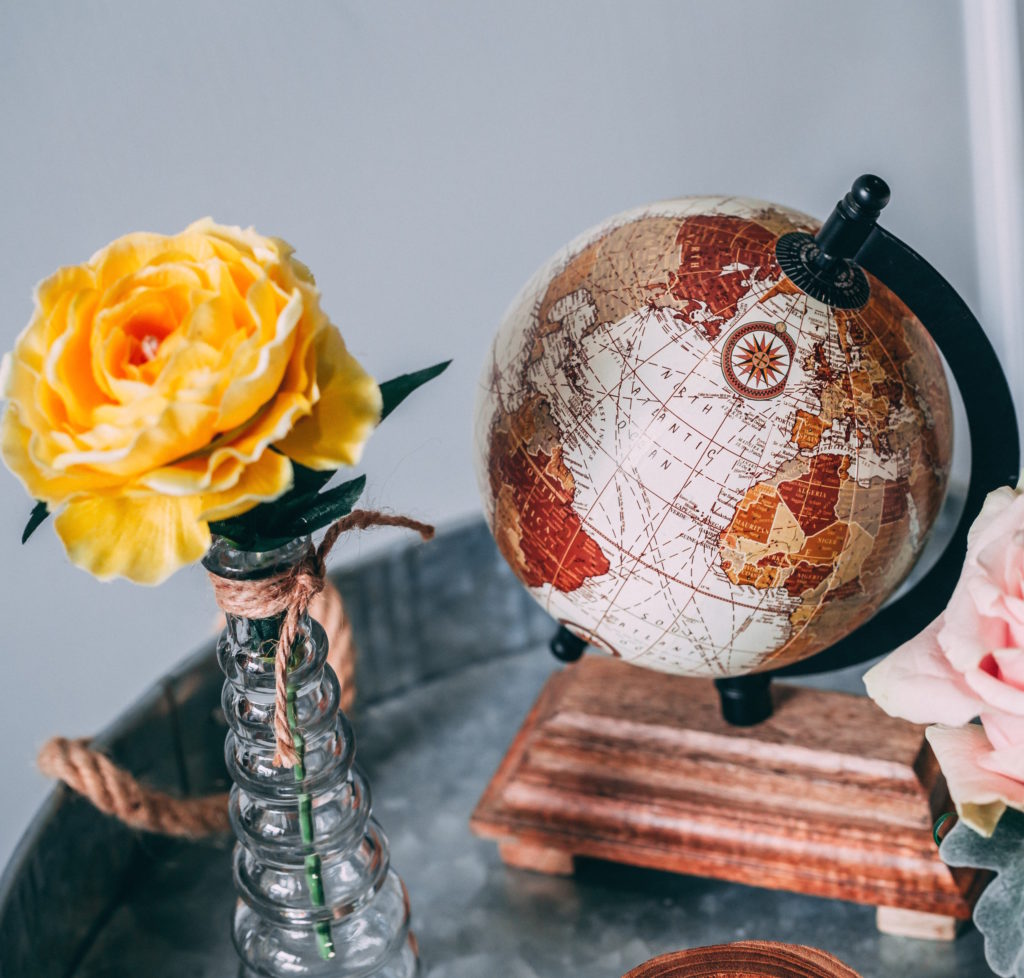 Globe terrestre vintage avec base en métal et liège pexels craig adderley 1858213
