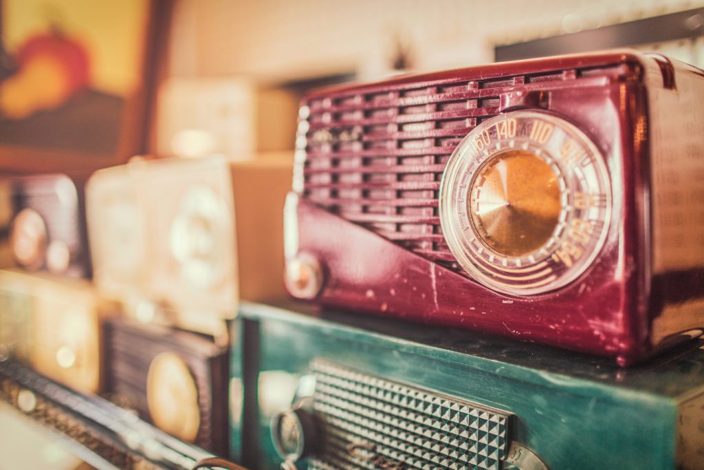 Radio vintage avec bluetooth et lecteur MP3 pexels gratisography 4624