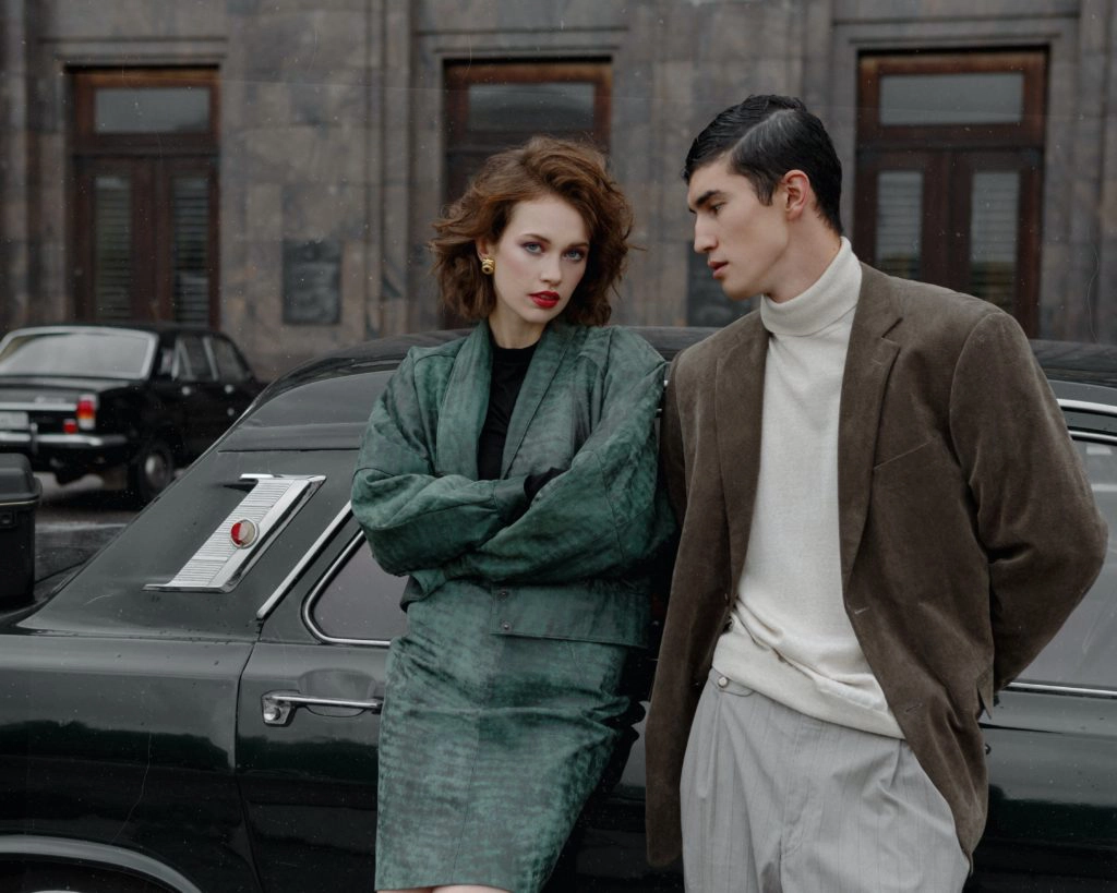 homme et femme adossés voiture tenues vintage