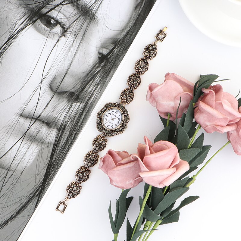 Bracelet montre vintage fleurs et cristaux bracelet montre vintage fleurs et