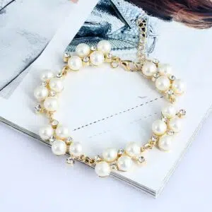 Bracelet perles et strass blanc à la mode. Sur un magazine