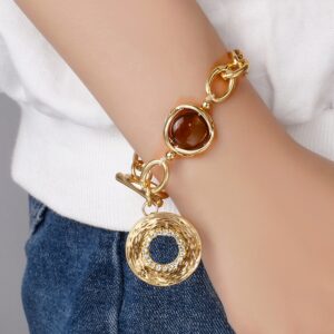 Bracelet Vintage breloque et pierre naturelle, très haute qualité, à la mode, portée par une femme