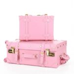 Ensemble de bagages rétro à roulettes en simili cuir rose. Bonne qualité, très original et à la mode.