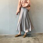 Jupe longue en satin porté par une femme