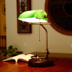 Lampe de bureau verte vintage en bois de bouleau sur une table dans une maison