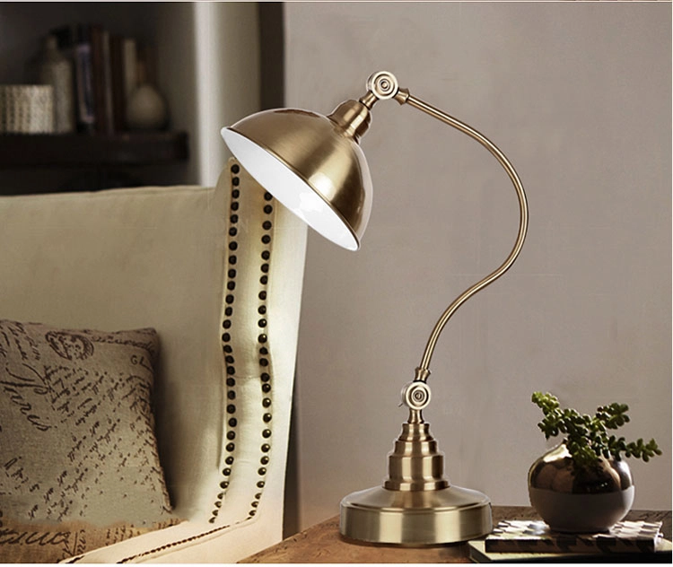 Lampe de bureau vintage style loft americain, sur une table de nuit dans une maison
