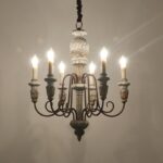 Lustre en bois et fer vintage à bougies style Louis XIV, bonne qualité sur un mur