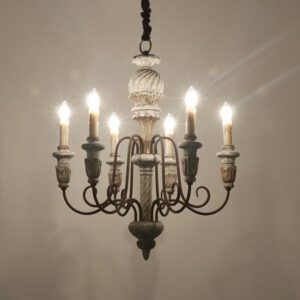 Lustre en bois et fer vintage à bougies style Louis XIV, bonne qualité sur un mur