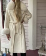 Manteau d'hiver en fausse fourrure vintage pour femme, couleur blanc, très haute qualité, à la mode. Porté par une femme