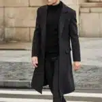 Manteau vintage pour homme inspiration Sherlock Holmes. Porté par un homme qui porte un tee-shirt noir avec un pantalon noir