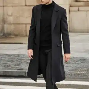 Manteau vintage pour homme inspiration Sherlock Holmes. Porté par un homme qui porte un tee-shirt noir avec un pantalon noir