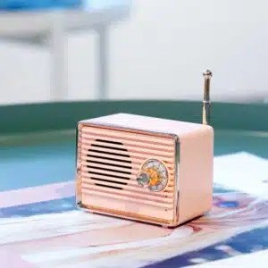 Mini haut-parleur vintage adorable, couleurs rose avec une antenne. Bonne qualité.