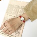 Montre vintage et rétro avec bracelet fin, à la mode portée par une femme