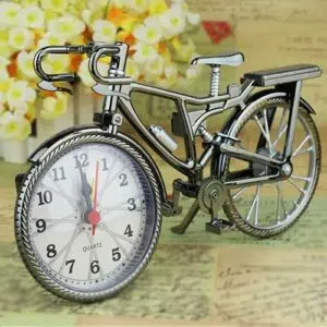 Réveil rétro chromé sous forme de bicyclette. sur un table
