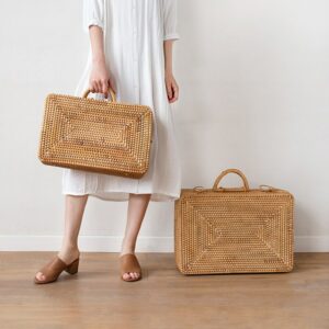 Valise en rotin vintage, porté par une femme. Très à la mode