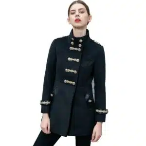 Veste militaire vintage, couleurs noires, bonne qualité. Porté par une femme
