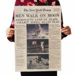 Affiche vintage du journal The New York Times "MEN WALK ON THE MOON". Bonne qualité