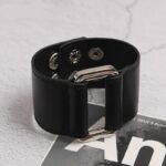 Bracelet vintage en simili cuir noir avec boucle en métal. Bonne qualité et à la mode.