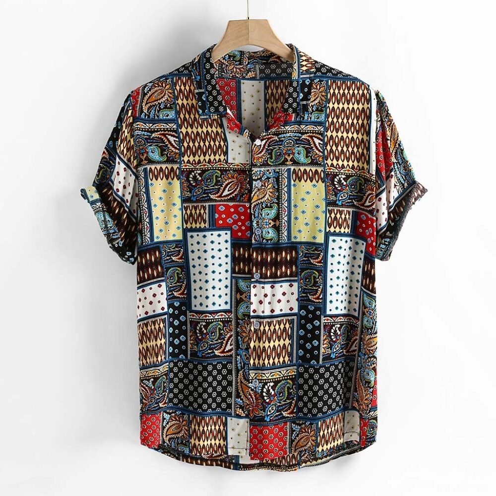 Chemise imprimé vintage pour homme à manches courtes, bonne qualité et à la mode sur une ceintre