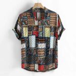 Chemise imprimé vintage pour homme à manches courtes, bonne qualité et à la mode sur une ceintre