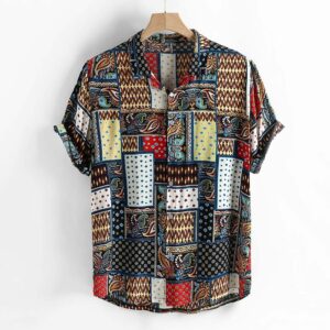 Chemise imprimé vintage pour homme à manches courtes, bonne qualité et à la mode sur une ceintre