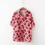 Chemise vintage à manches courtes imprimée fraise, bonne qualité et à la mode sur une ceintre