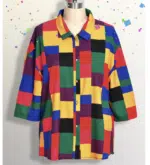 Chemise vintage pour femme à carreaux multicolores, bonne qualité et à la mode. Sur une manequin