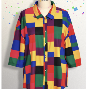 Chemise vintage pour femme à carreaux multicolores, bonne qualité et à la mode. Sur une manequin