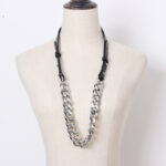 Collier chaîne en métal et simili cuir noir vintage. Bonne qualité et très à la mode sur une mannequin