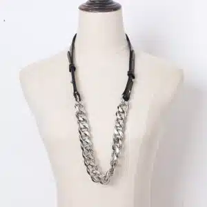 Collier chaîne en métal et simili cuir noir vintage. Bonne qualité et très à la mode sur une mannequin