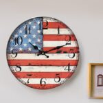 Horloge murale drapeau américain en bois style rétro, très à la mode. Très bonne qualité sur un mur dans une maison.