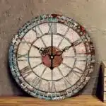 Horloge murale rétro effet rouille en chiffres romains, très bonne qualité sur un table