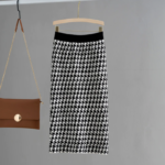 Jupe crayon pull vintage taille haute pour femme, bonne qualité et à la mode sur une ceintre