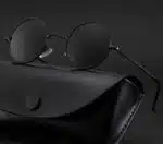 Fines lunettes de soleil noires vintage avec son étuit noir. La monture est fine et passe partout.