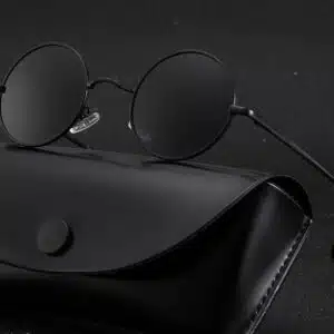 Fines lunettes de soleil noires vintage avec son étuit noir. La monture est fine et passe partout.