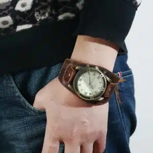 Montre bracelet vintage simili cuir et chiffres romains pour homme, très à la mode, bonne qualité. Porté par un homme