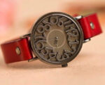 Montre vintage avec bracelet en simili cuir pour femme. Bonne qualité et très à la mode.