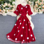 Robe à pois et col V rétro pour femme, couleur rouge avec motif blanc, bonne qualité et à la mode.