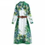 Robe vintage chemise longue imprimée florale, vert et blanc avec une ceinture.