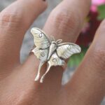 Bague vintage en forme de papillon pour femme, bonne qualité et à la mode portée par une femme