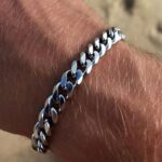 Bracelet vintage en chaîne cubaine, bonne qualité et à la mode porté par un homme
