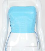 Bustier crop top vintage effet croco pour femme couleur bleue sur une mannequin, bonne qualité et très à la mode.