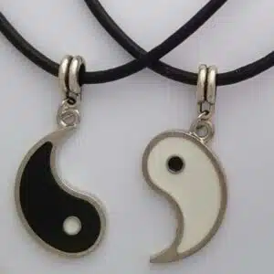 Collier vintage avec pendentif yin yang, bonne qualité noir et blanc